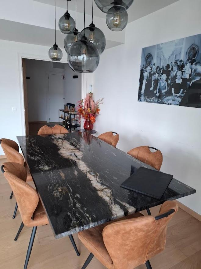 Lichtrijk En Comfortabel Hoekappartement Met Gratis Parking En Zeer Centraal Gelegen - Comme Chez Soi Oostende Dış mekan fotoğraf